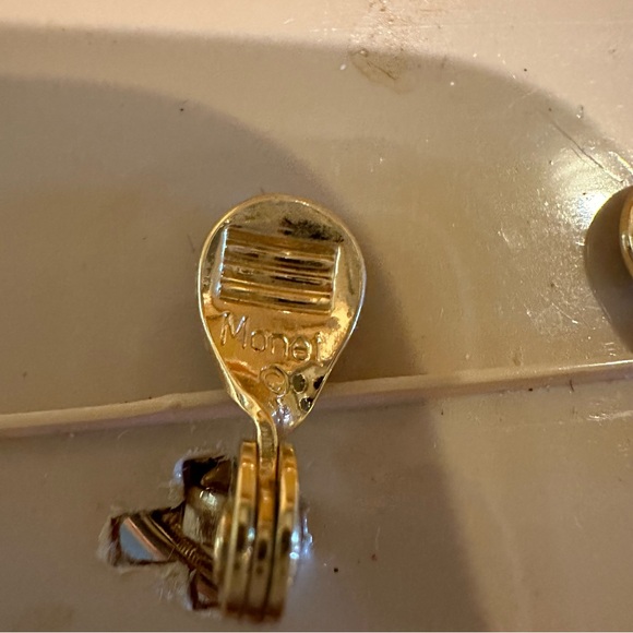 NWT/NOS 1980’s Vintage Monet clip-on earrings gold tone black enamel rhinestones - Picture 10 of 10